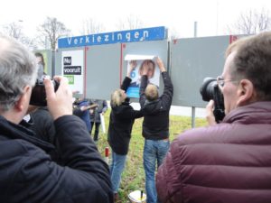 De eerste poster opgehangen door lijsttrekker Hermine van den Berg en kandidaat Matthijs Kleij
